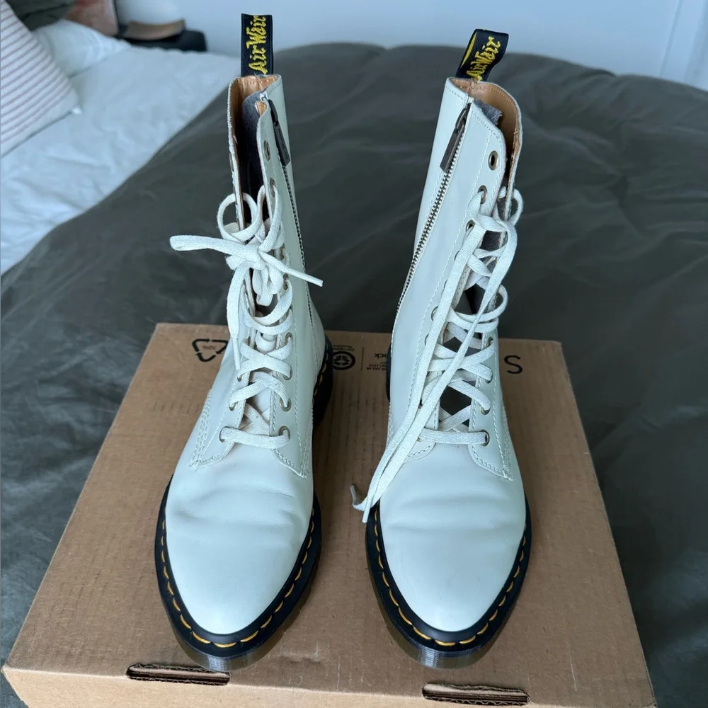 Dr. Martens Off-White Leather Combat Boots Alix Pointed Toe Ankle 8 Worn ONCE - Picture 1 of 8